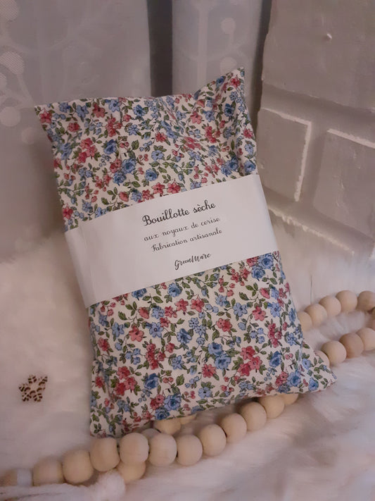 Dry hot water bottle with cherry stones